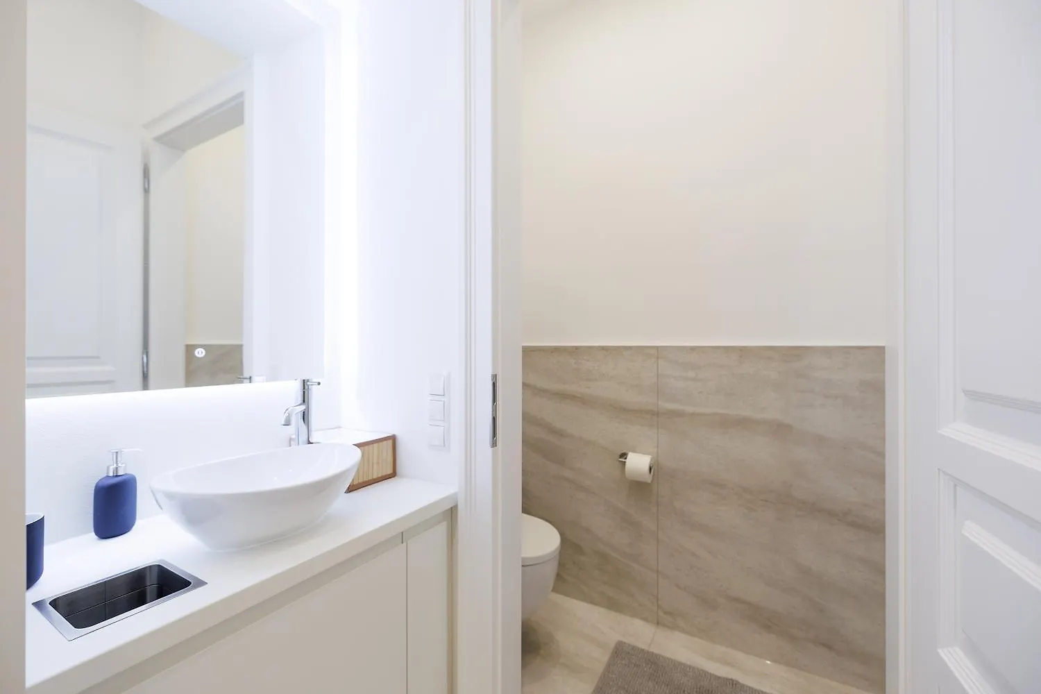 Ultra Spacious 3-Bedroom 3-Bath Steps From Vienna'S Historic Heart Apartment